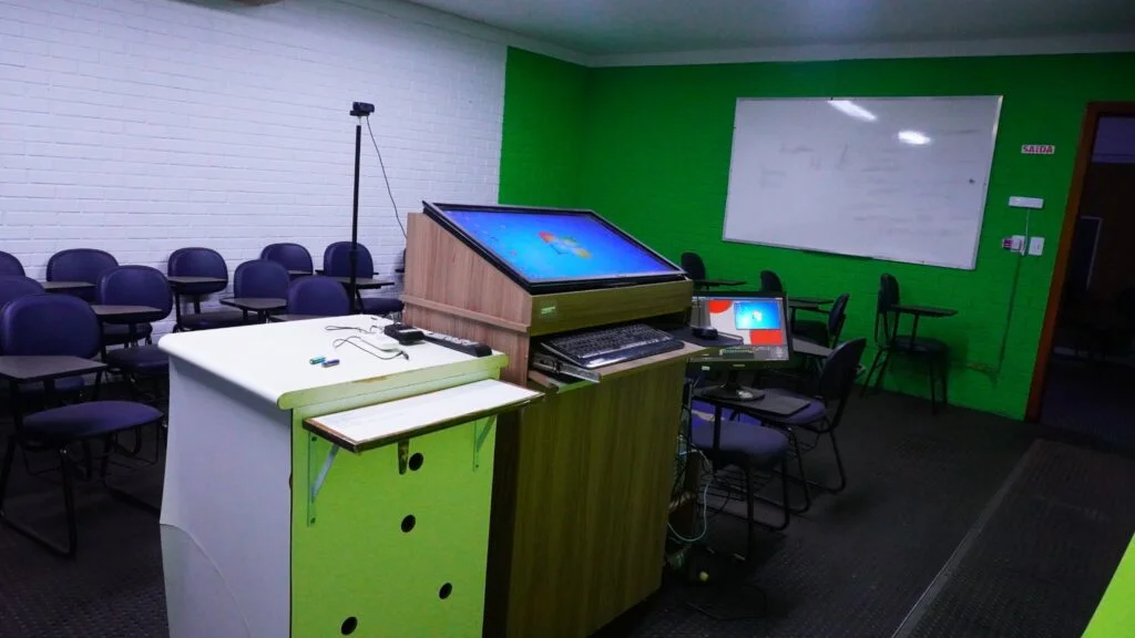 Sala com lousa interativa